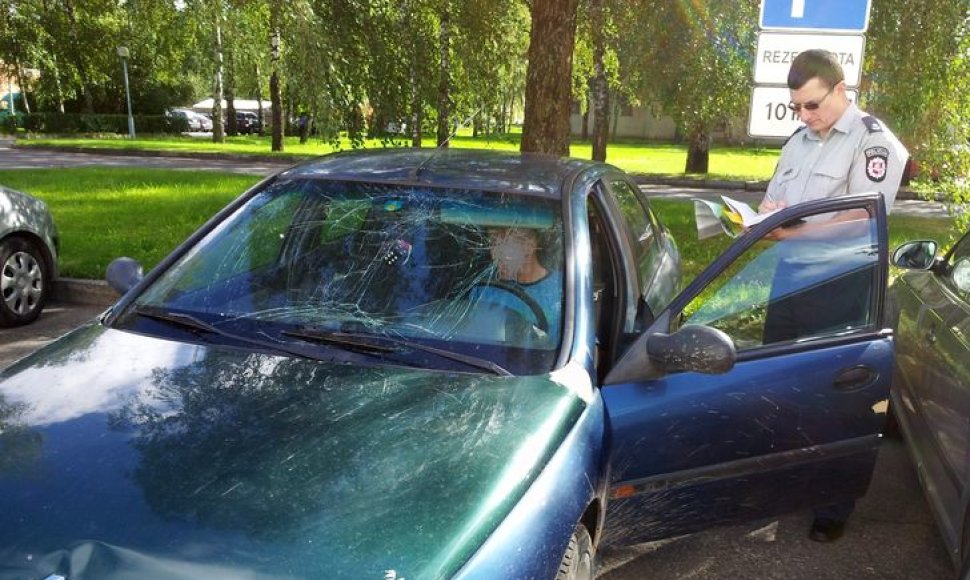 Girtas vairuotojas automobilį sudaužytu stiklu pasistatė šalia policijos pareigūnų