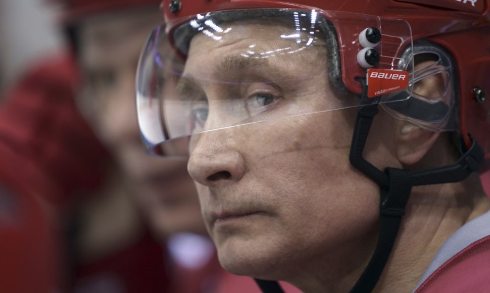 Vladimiras Putinas žaidžia ledo ritulį