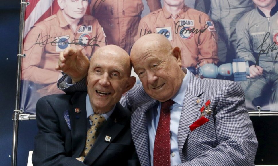 Legendiniai kosmonautai Thomasas Staffordas (kairėje) ir Aleksejus Leonovas susitinka praėjus 40 m. nuo istorinio rankų paspaudimo