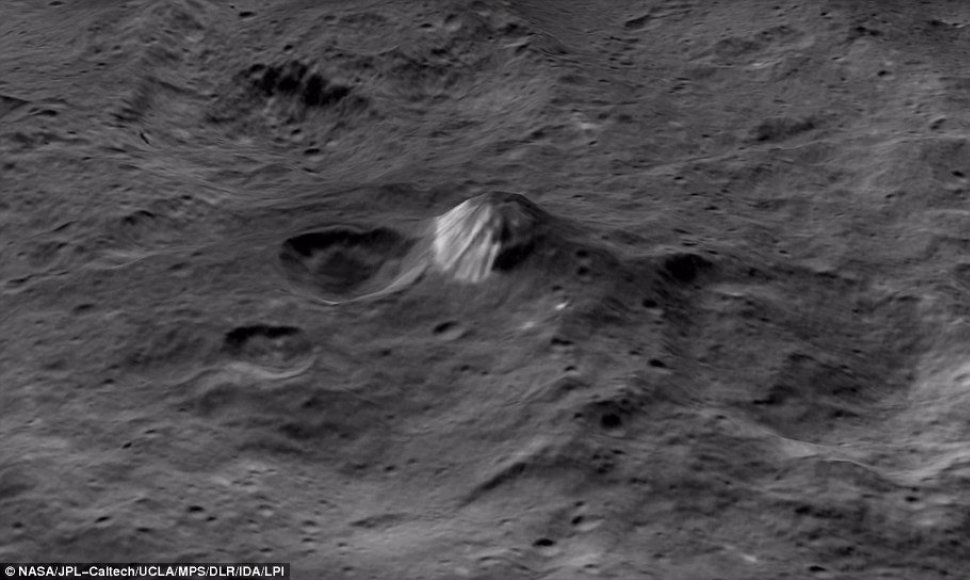 Keistasis 6 km aukščio kūgio pavidalo kalnas greta kraterio