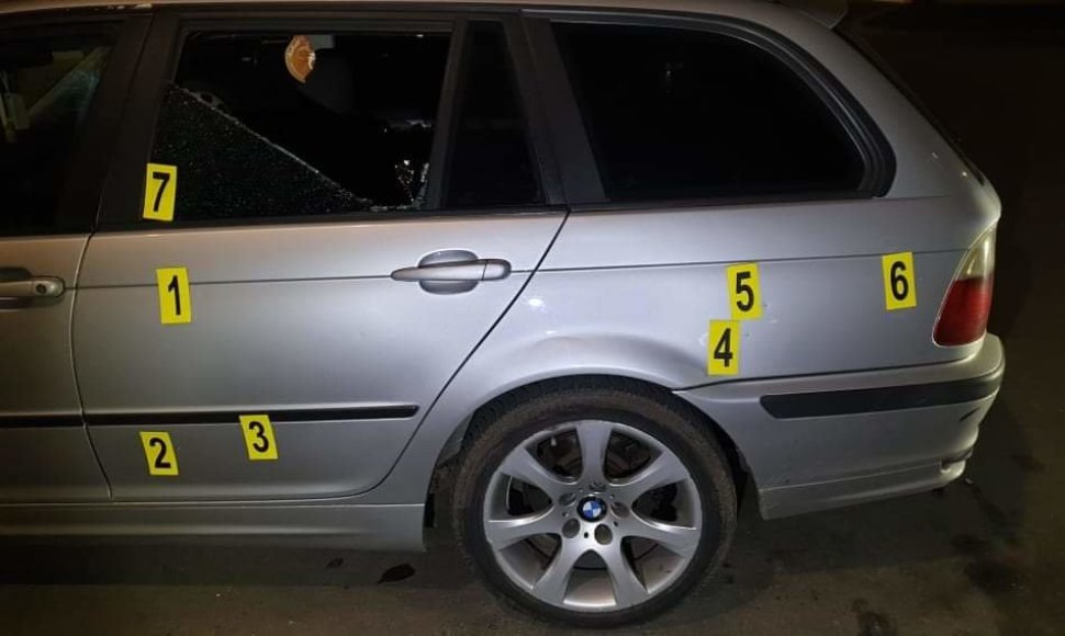 Kaune iš persekiojančio „Audi“ buvo apšaudytas BMW automobilis