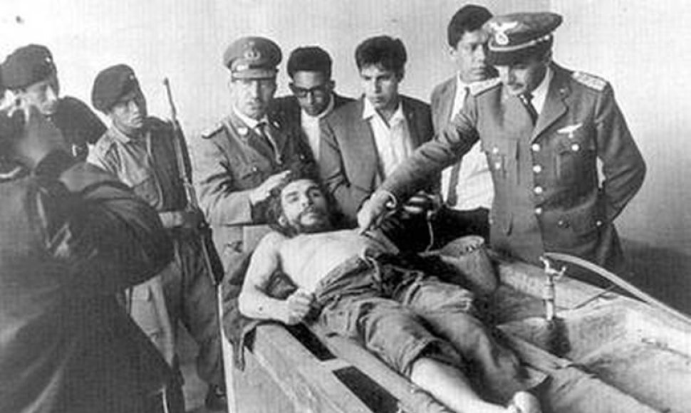 Bolivijos kariai ir pareigūnai prie Ernesto Che Guevaros kūno