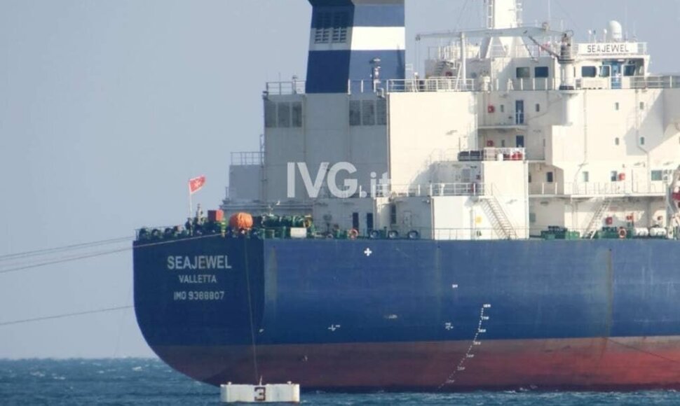 Rusijos naftą gabenusiame tanklaivyje „Seajewel“ nugriaudėjo sprogimai