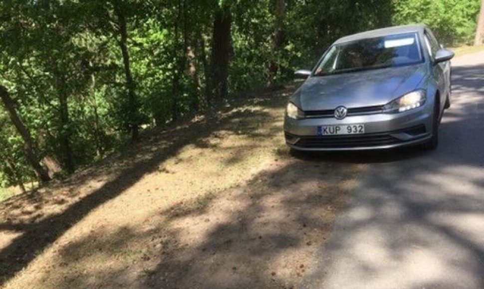 „CityBee“ priklausantis „Volkswagen“ važinėjo Panemunės šilo pėsčiųjų takais