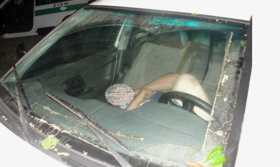 Įtariamąjį vairuotoją pareigūnai rado mašinoje miegantį