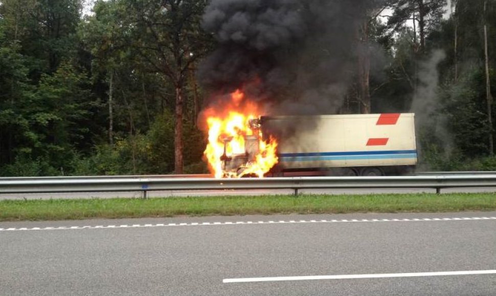 Užsidegęs automobilis