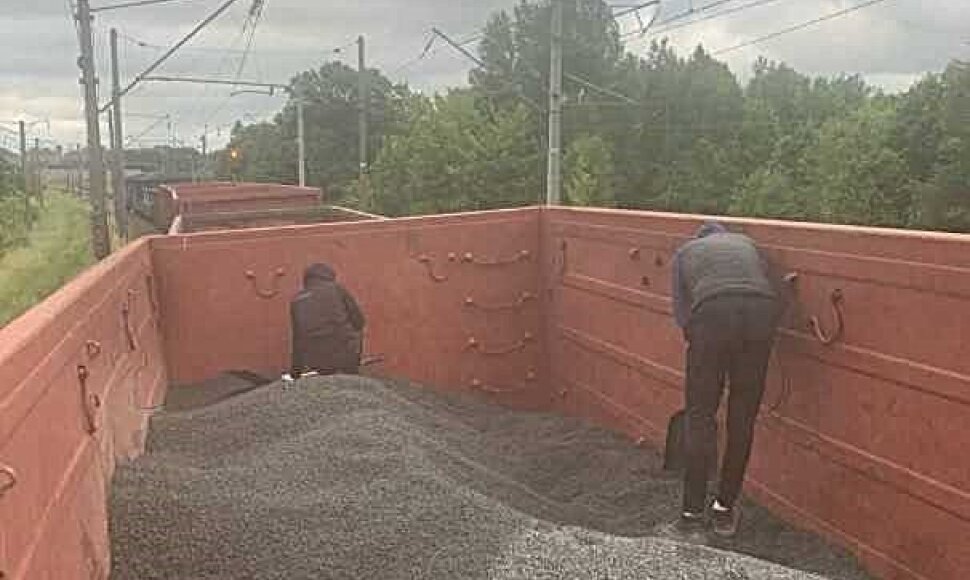 Nelegalias cigaretes slėpė traukinyje po skalda