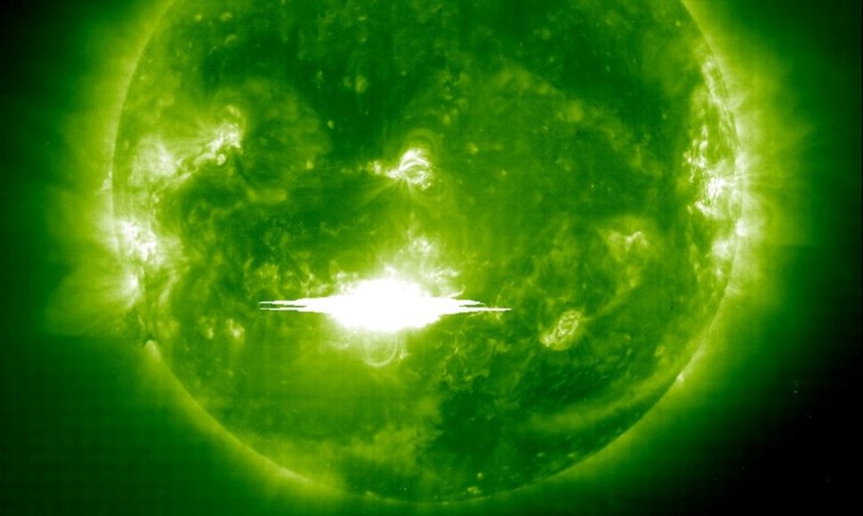 Saulės ir heliosferos observatorijos (SOHO) zondo užfiksuotas supergalingas 2003 m. Helovino žybsnis. 