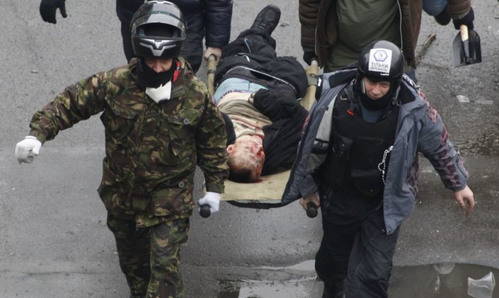 Kijeve nešamas sužeistas protestuotojas