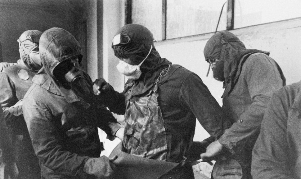 Specialiais kostiumais buvo aprengiami Černobylio AE sarkofagą statė darbininkai (1986 m. gegužė)