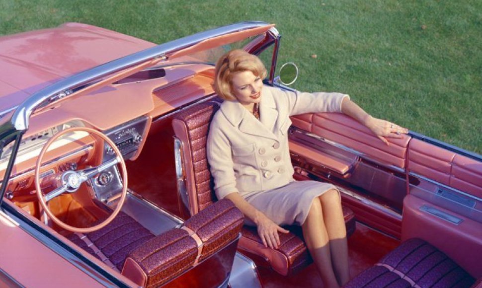 1961-ųjų Buick Flamingo koncepcinis automobilis su 180 laipsnių besisukiojančia sėdyne – buvo teigiama, kad taip galima lengvai bendrauti su gale sėdinčiais keleiviais (GM nuotrauka).