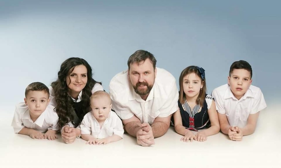 Irina Černiukė su vyru ir vaikais