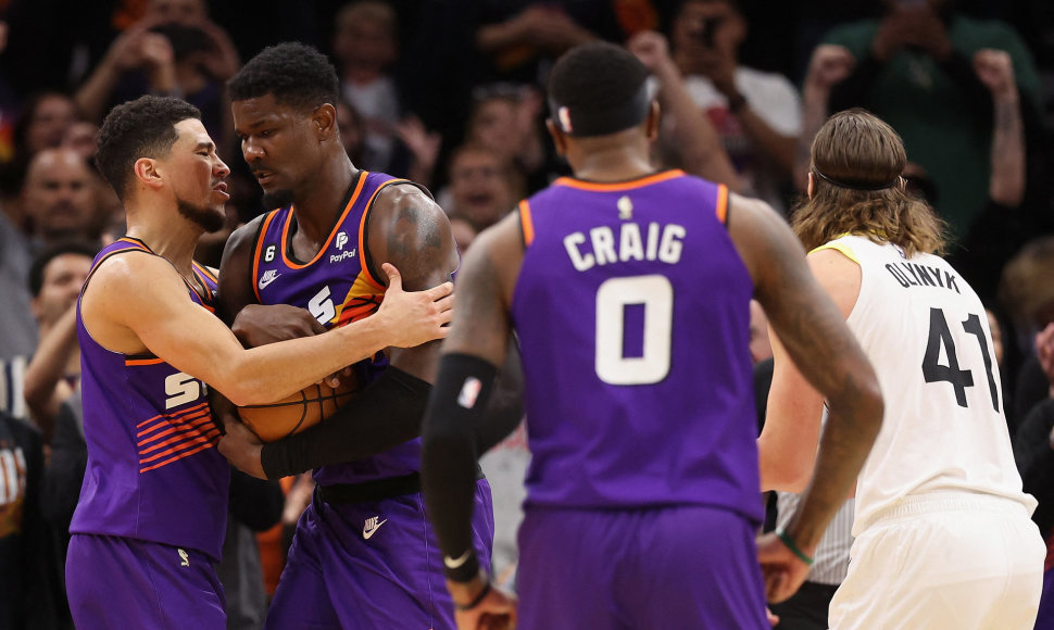 Devinas Bookeris ir Deandre Aytonas džiaugiasi pergale