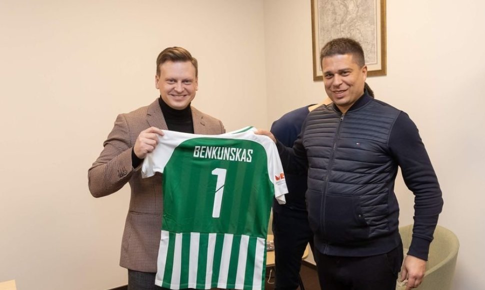 Valdas Benkunskas sveikina Vilniaus futboloninkes