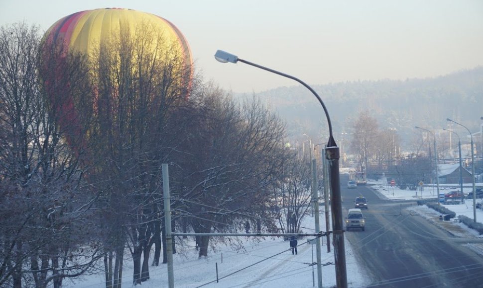 Vilniaus Titnago g. nusileidęs oro balionas