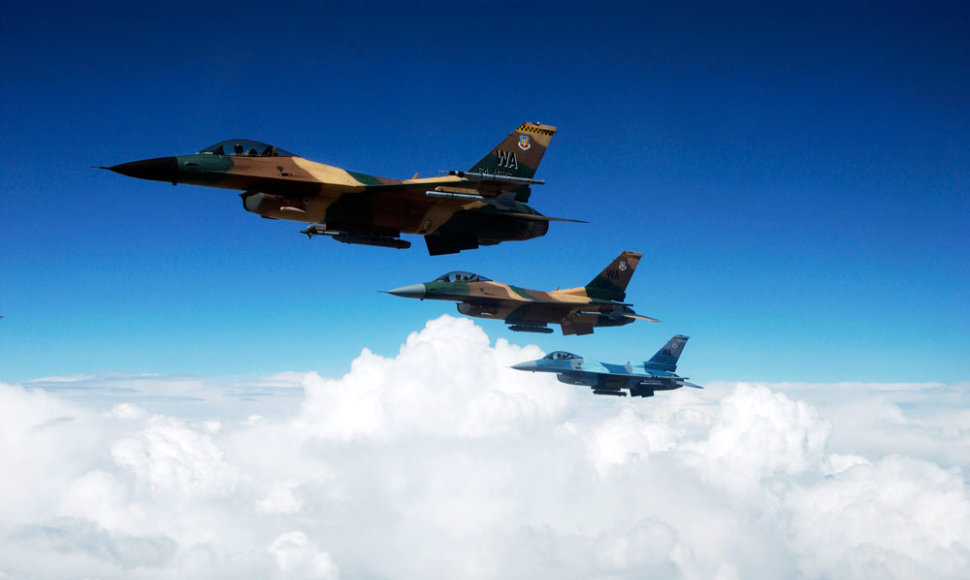 JAV naikintuvas „F-16 Falcon“ maskuojamosios spalvos imituoja priešo „Mig“