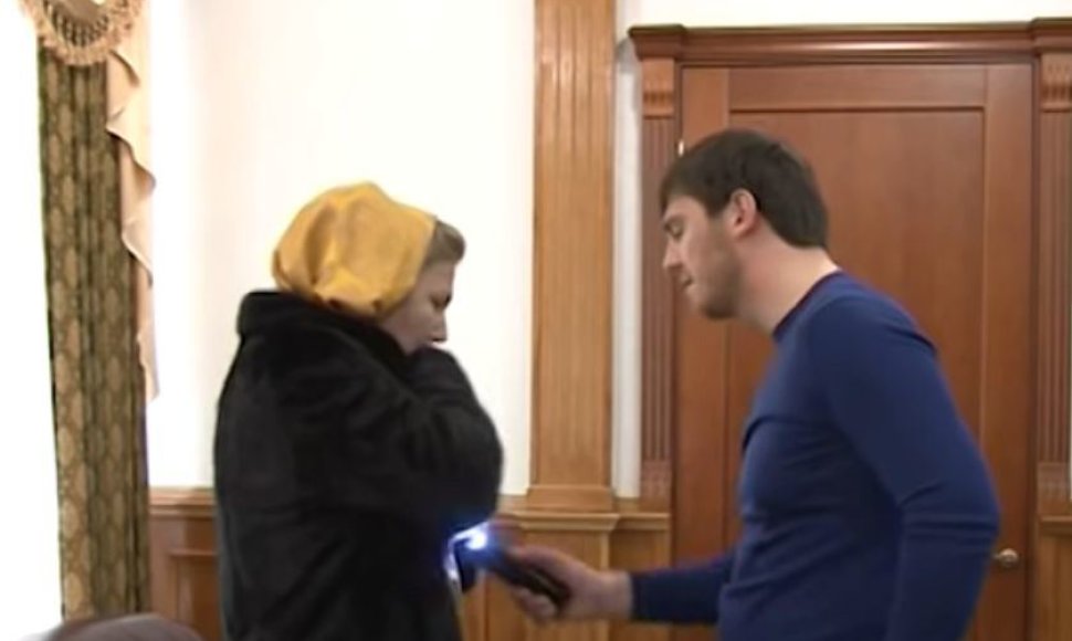 Islamas Kadyrovas kankina sulaikytą moterį