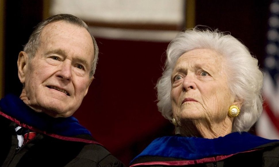 George'as Bushas vyresnysis su žmona Barbara