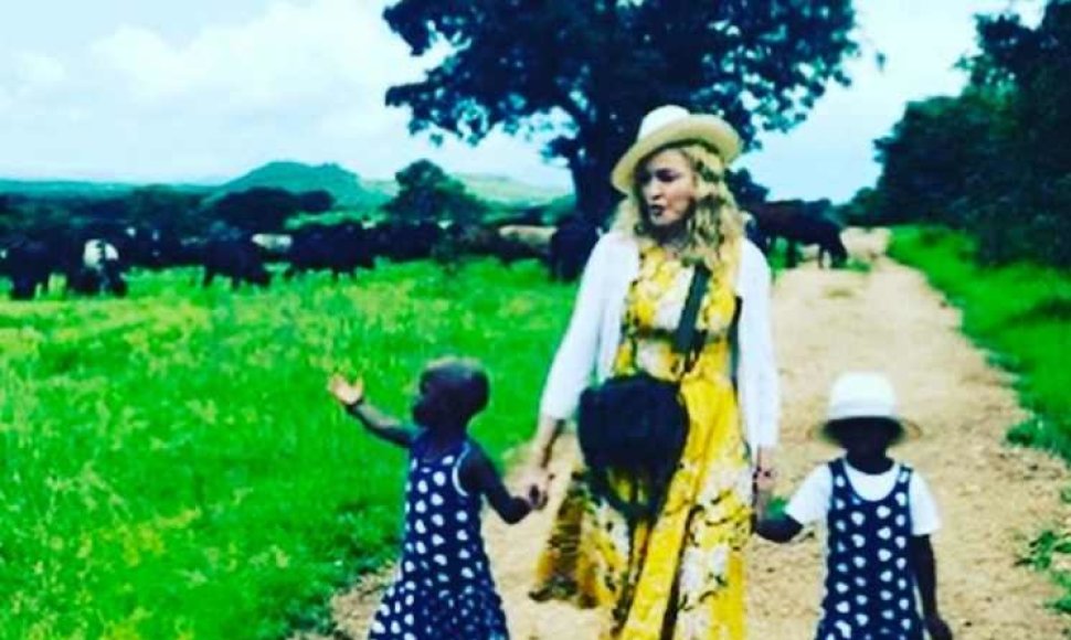 Madonna su dvynukėmis Esther ir Stella