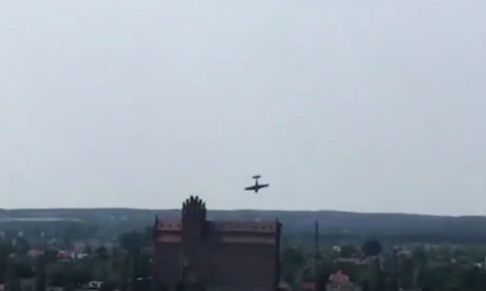 Lenkijoje per aviacijos šventę į Vyslą nukrito akrobatinis lėktuvėlis