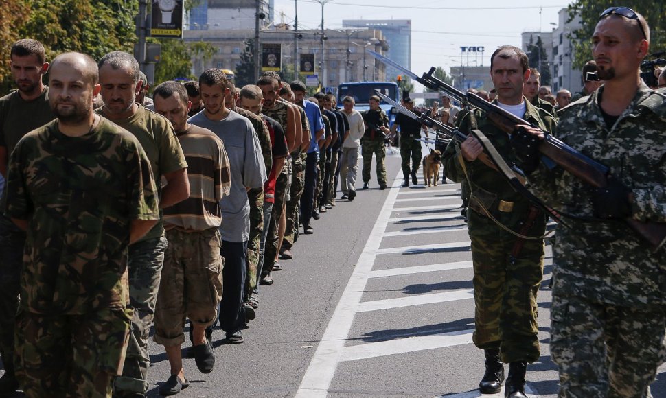 Donecke separatistai Ukrainos nepriklausomybės dieną surengė ukrainiečių belaisvių „paradą“