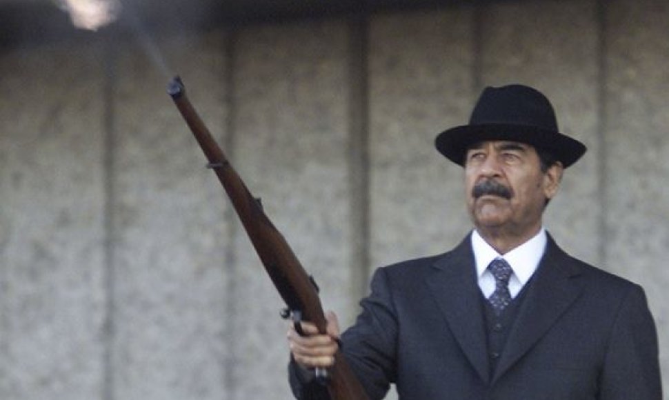 Irako prezidentas Saddamas Husseinas šauna į orą (2000 m.)