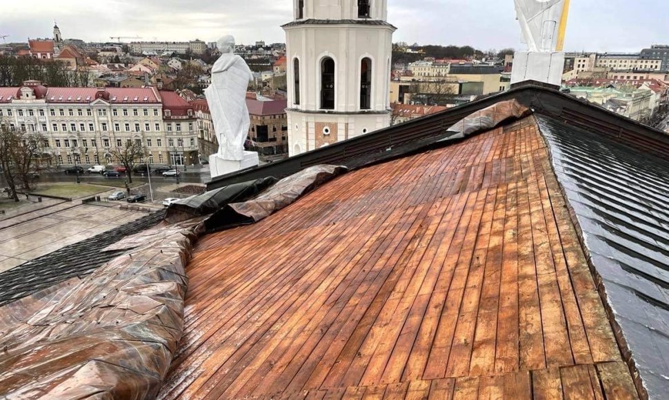 Vilniaus Arkikatedros stogą apgadino vėjas