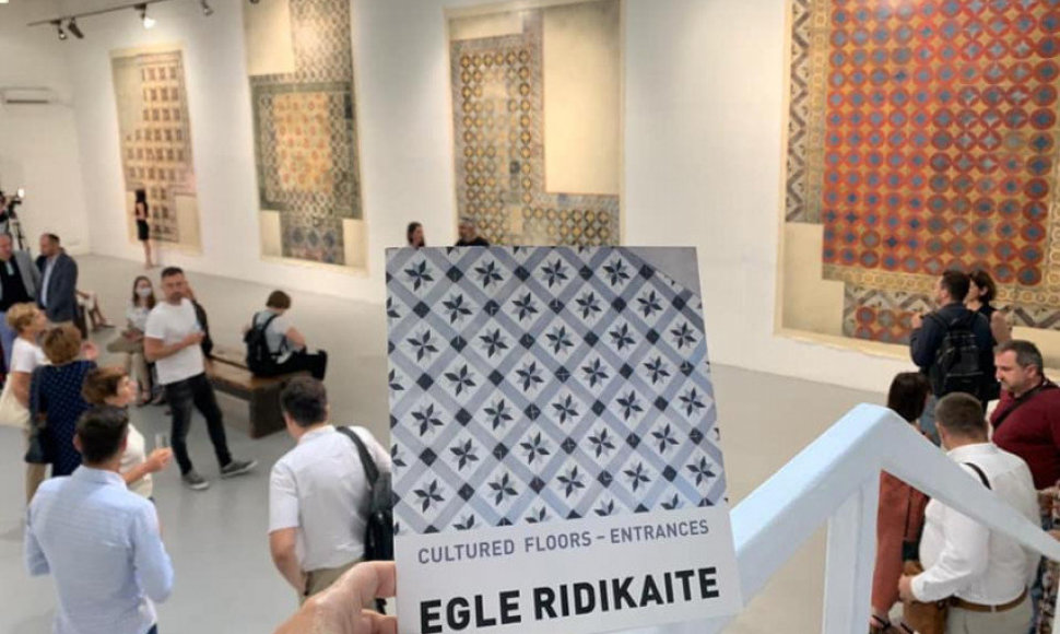 Eglės Ridikaitės paroda „Kultūringos grindys – įėjimai“