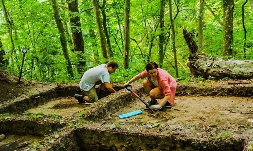 Archeologai, kasinėdami neseniai mokslininkų bendruomenės „atrastą“ Kukuliškių piliakalnį, aptiko įdomių radinių: gintaro, keramikos, grūstuvę.