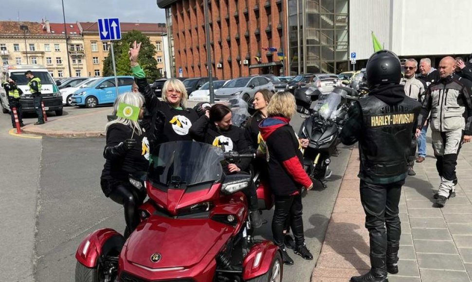 Salininkų bendruomenė peticijas Vyriausybei vežė motociklais
