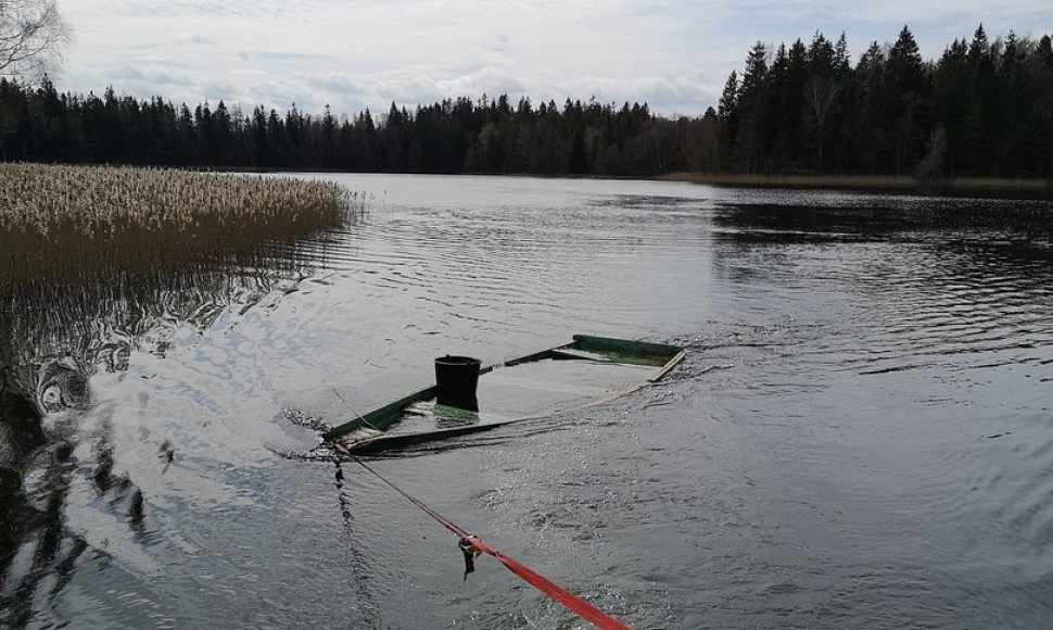 Iš Platelių ežero dugno ištrauktos sukežusios valtys