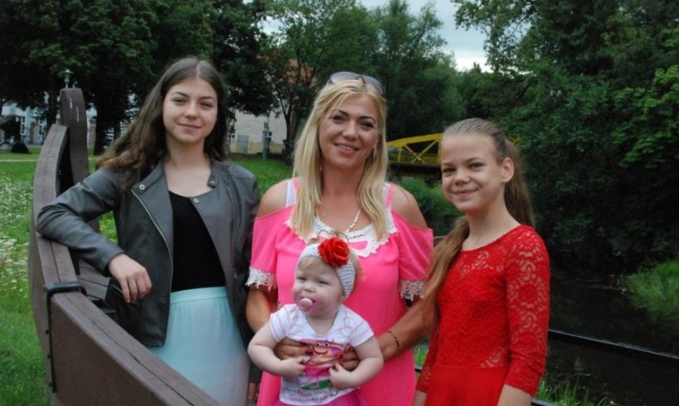 Rima Butkutė su dukromis