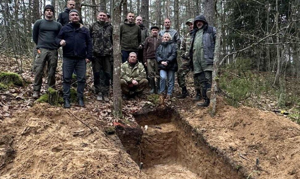 Netoli Karpiškių kaimo archeologai aptiko vokiečių kareivio palaikus ir jautrų radinį