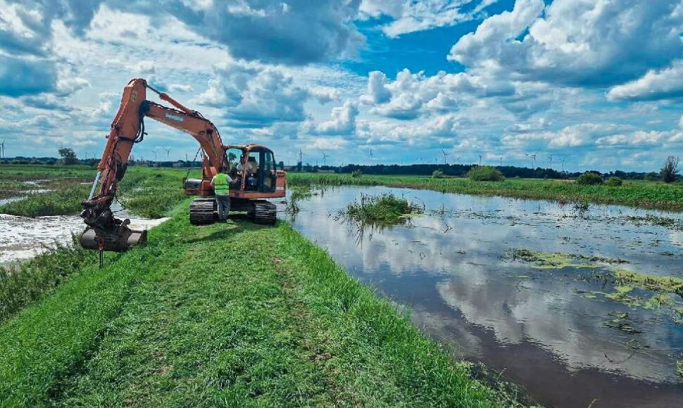 Sraigtasparnis mėto smėlio maišus šiaurinėje Lenkijoje
