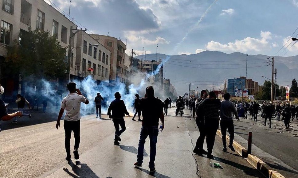 Irane – protestas prieš degalų kainos pakėlimą