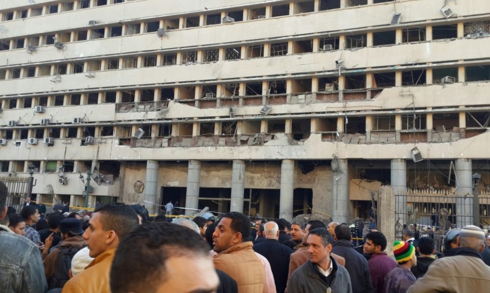 Prie Kairo policijos būstinės sprogus užminuotam automobiliui žuvo mažiausiai keturi žmonės