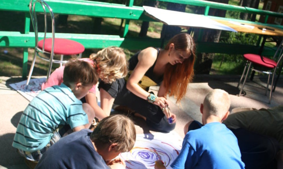 Mokytoja Jolita Mondeikytė su vaikais