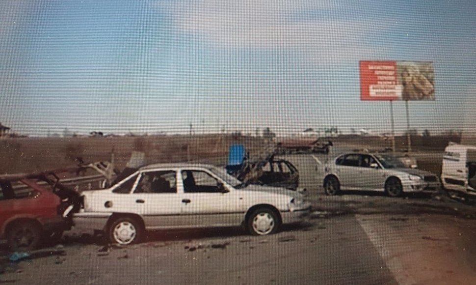 Greitkelyje Rusijos okupantų sušaudyti ukrainiečių automobiliai
