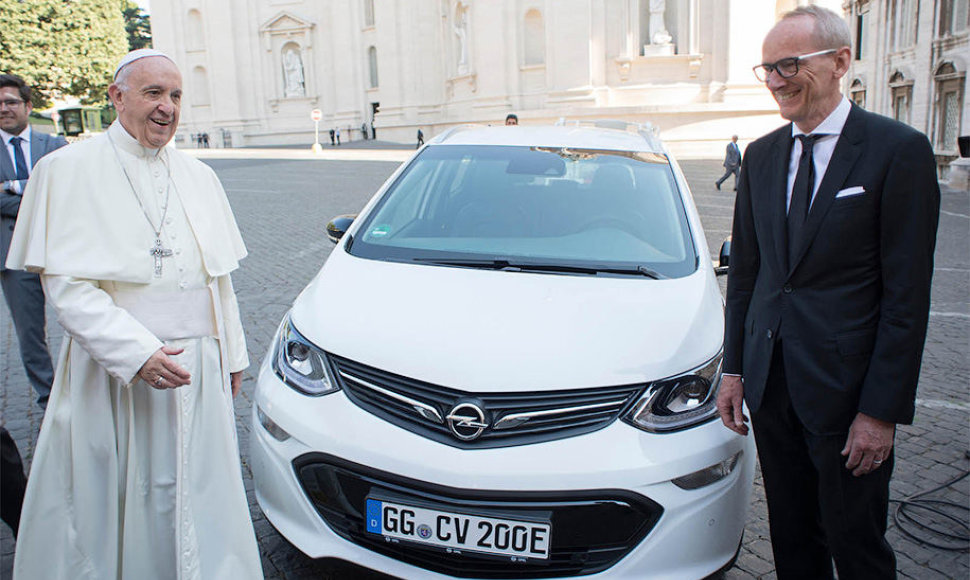 Romos popiežius Pranciškus gavo dovanų elektromobilį „Opel Ampera e“