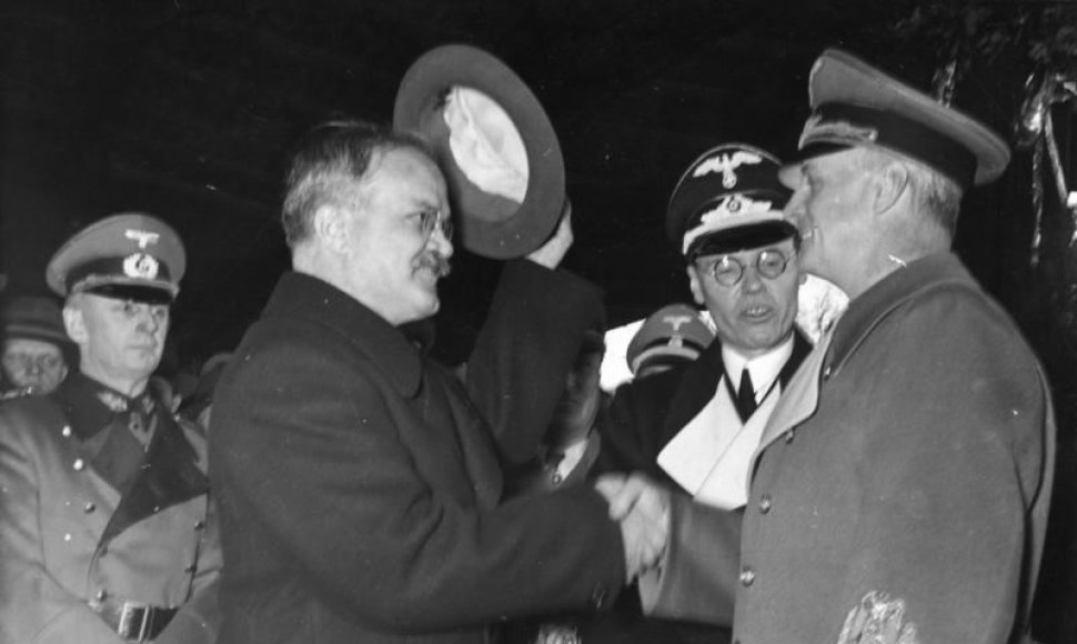 Viačeslavas Molotovas sveikinasi su Joachimu von Ribbentropu Berlyne.