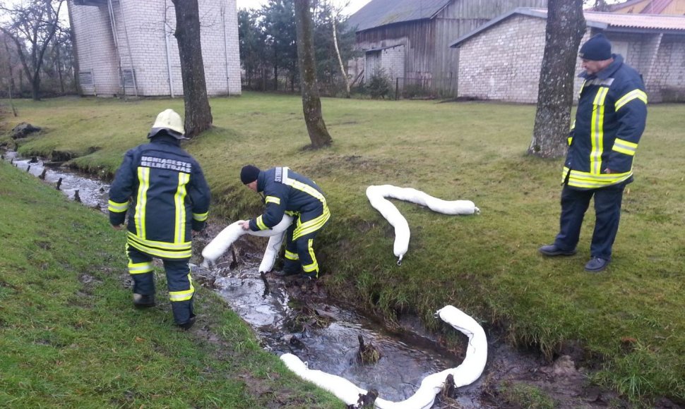 Ugniagesiai sulaikė teršalų srautą Lendros upelyje. 