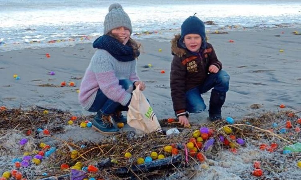 Šiaurės jūros saloje į krantą išmesta gausybė plastikinių kiaušinių su žaisliukais