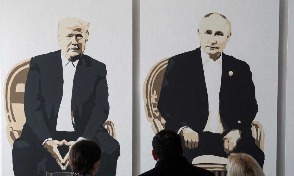 Parodos lankytojai stebi meno kūrinį, vaizduojantį JAV prezidentą Donaldą Trumpą ir Rusijos vadovą Vladimirą Putiną