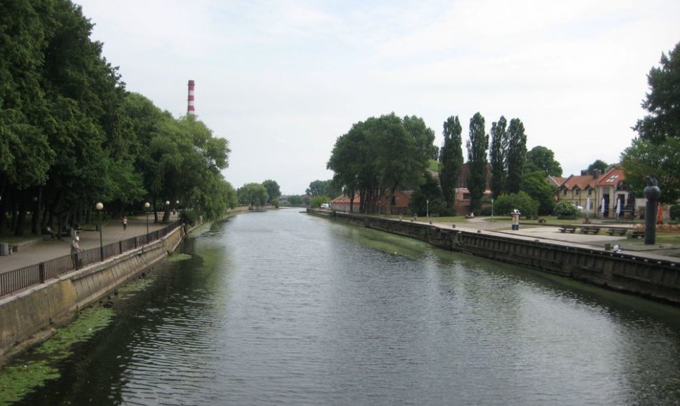 Klaipėdiečiai jau įprato matyti Danės krantinę tuščią. Ilgai laukto „Meridiano“ dar teks palaukti iki rudens. 