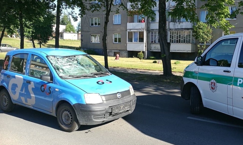 Neblaivus vairuotojas tarnybiniu G4S automobiliu Tauragėje partrenkė vyrą