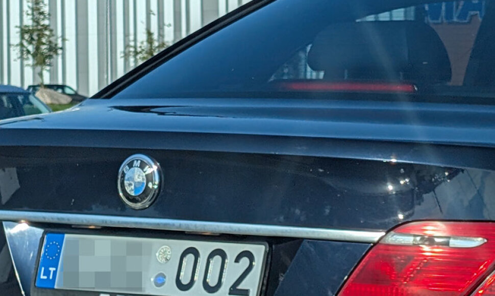 Simbolis ant automobilio sukėlė klausimų
