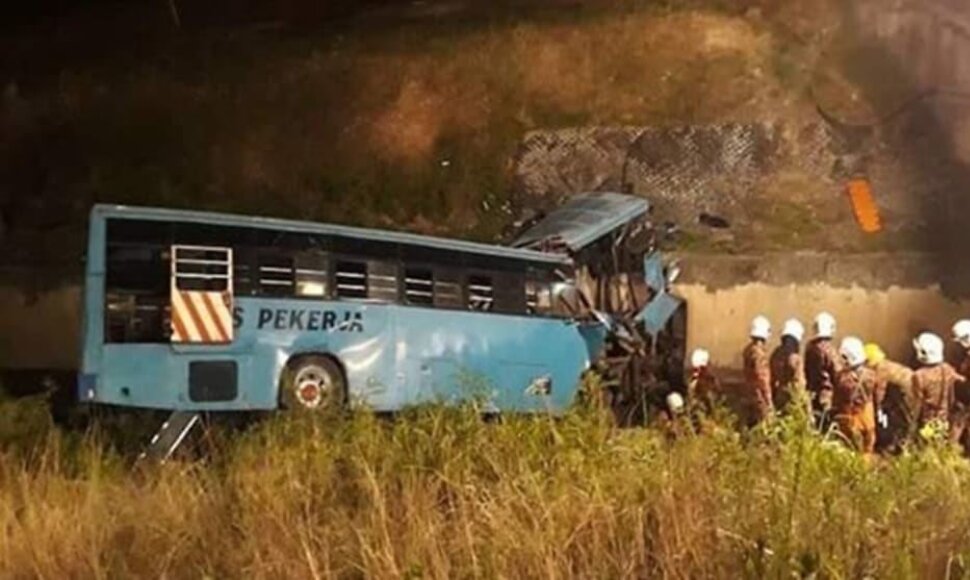 Autobusas nulėkė į daubą