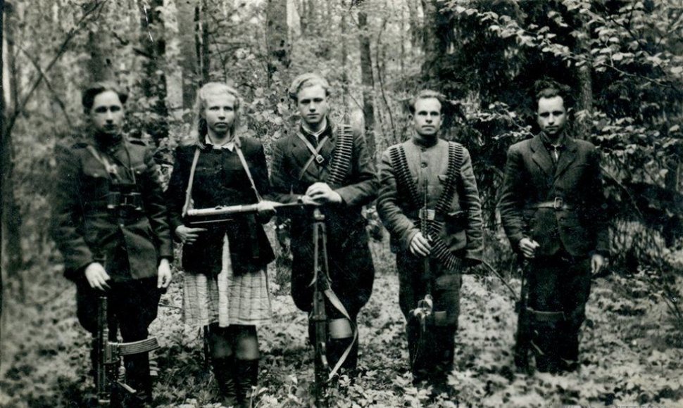 Kęstučio apygardos Birutės rinktinės partizanai. Iš kairės: 1. Stasys Milkintas-Riteris, 2. Jadvyga Milkintienė-Rūta, 3. Vincas Rutkauskas-Rambynas, 4. Steponas Šležas, 5. Juozas Milkintas-Maršalas. Ne vėliau kaip 1951 m.