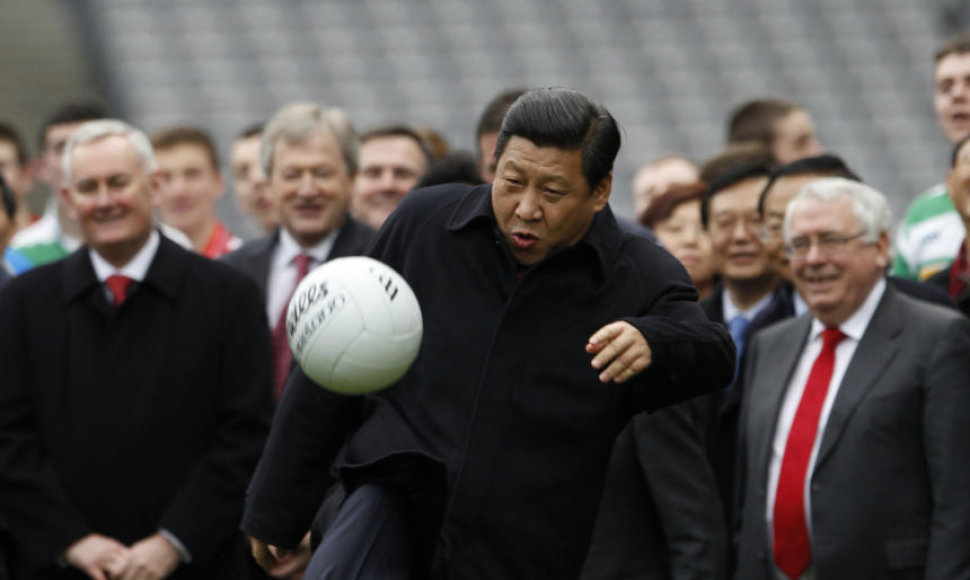 Xi Jinpingas spiria futbolo kamuolį
