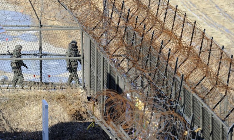 Pietų Korėjos kariai, patruliuojantys ties siena su Šiaurės Korėja.